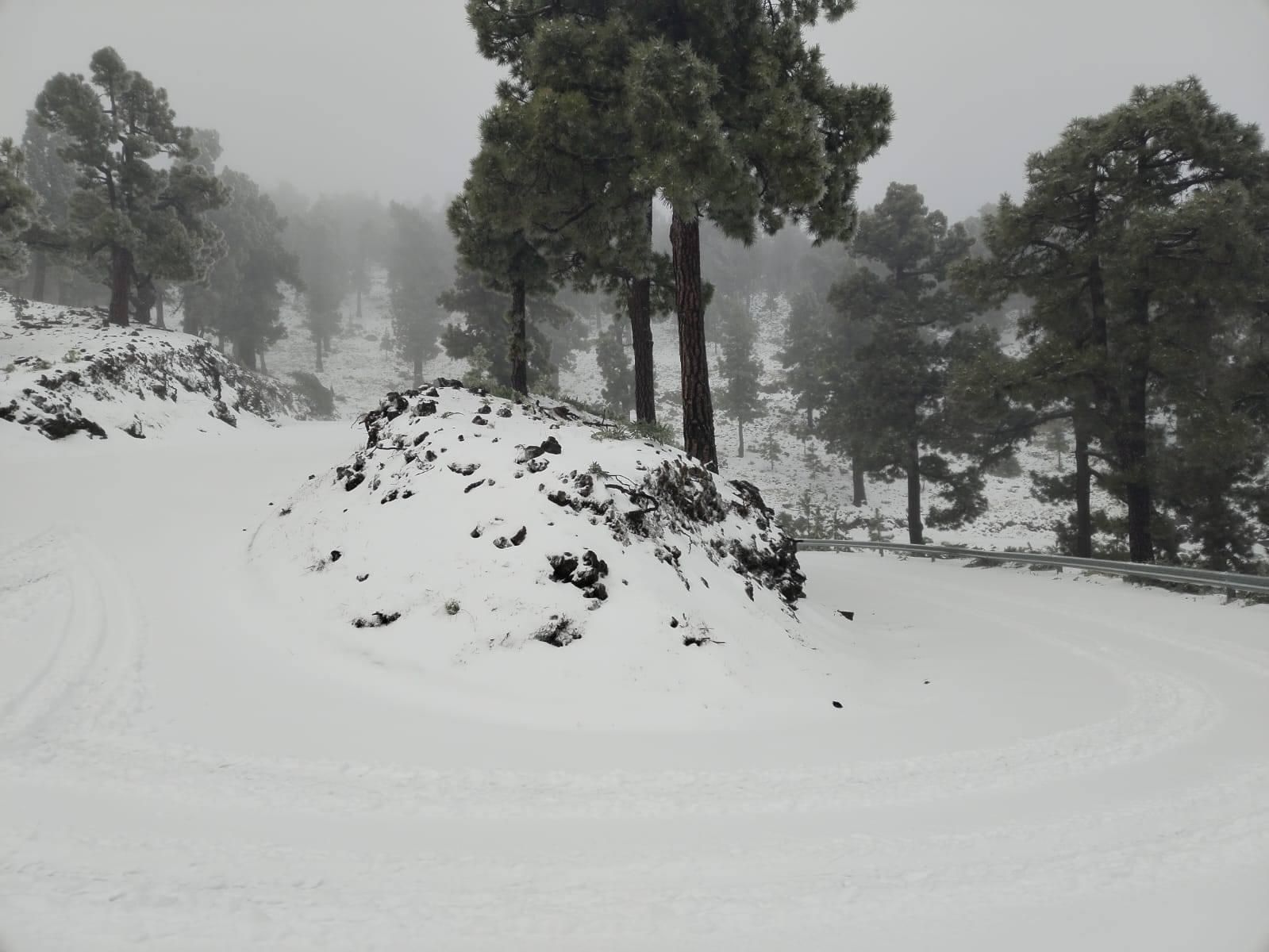 Carretera LP-4 de acceso al Roque de Los Muchachos por Hoya Grande (Villa de Garafía).