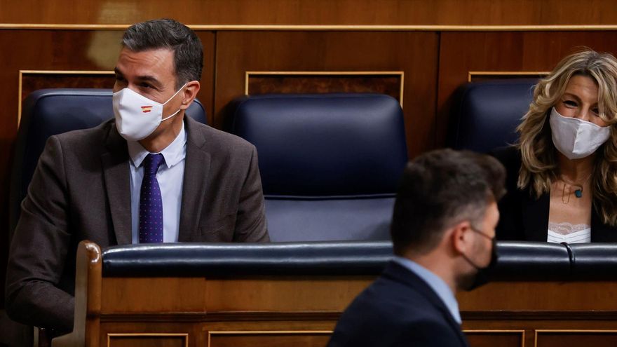 El presidente del Gobierno, Pedro Sánchez (i) y la ministra de Trabajo, Yolanda Díaz (d) observan al portavoz de ERC, Gabriel Rufián (c) durante el pleno del Congreso de los Diputados que debate y vota este jueves la convalidación de la reforma laboral pactada entre Gobierno y agentes sociales y aprobada por decreto ley. EFE/Juan Carlos Hidalgo