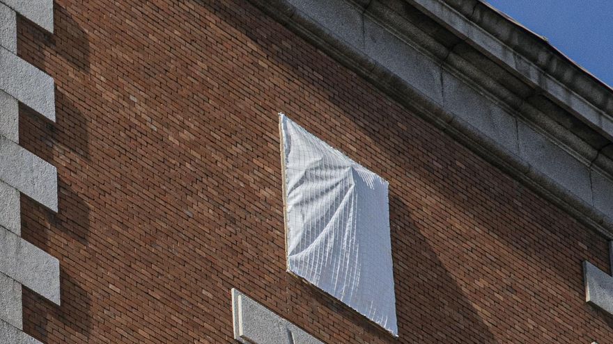 Plano corto de un escudo cubierto en la sede de Exteriores