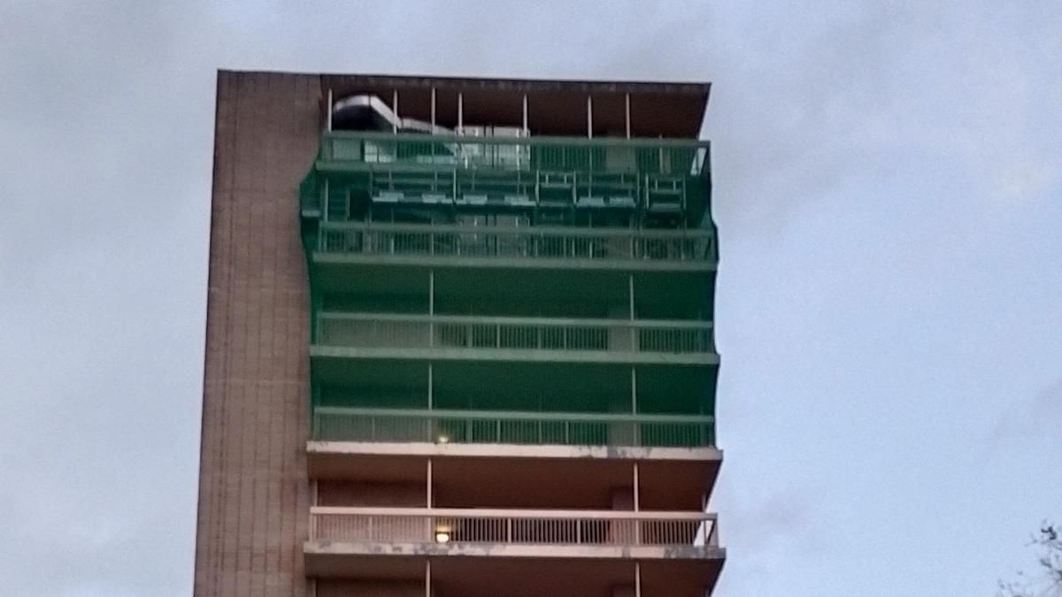 Malla alrededor del Hospital Provincial que impide el acceso de los vencejos a sus nidos.