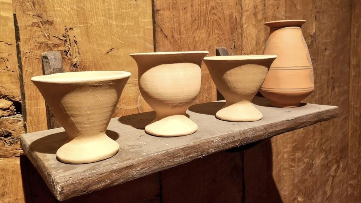 En los talleres se fabricaban telas en telares verticales, objetos de bronce, hueso y piedra, además de cerámicas hechas a mano o con torneta