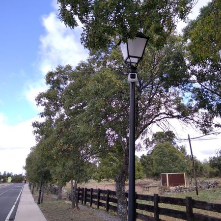 Cámara en una farola en la carretera de acceso a Sotosalbos.