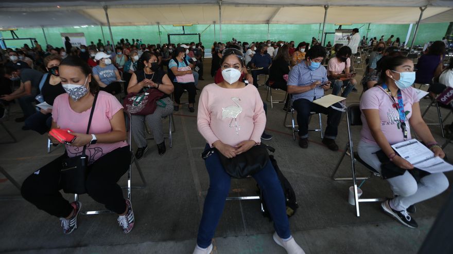 Mujeres embarazadas asisten hoy a una jornada de vacunación contra la covid-19 con dosis de Pfizer, en una escuela en Ciudad de México (México). EFE/ Sáshenka Gutiérrez