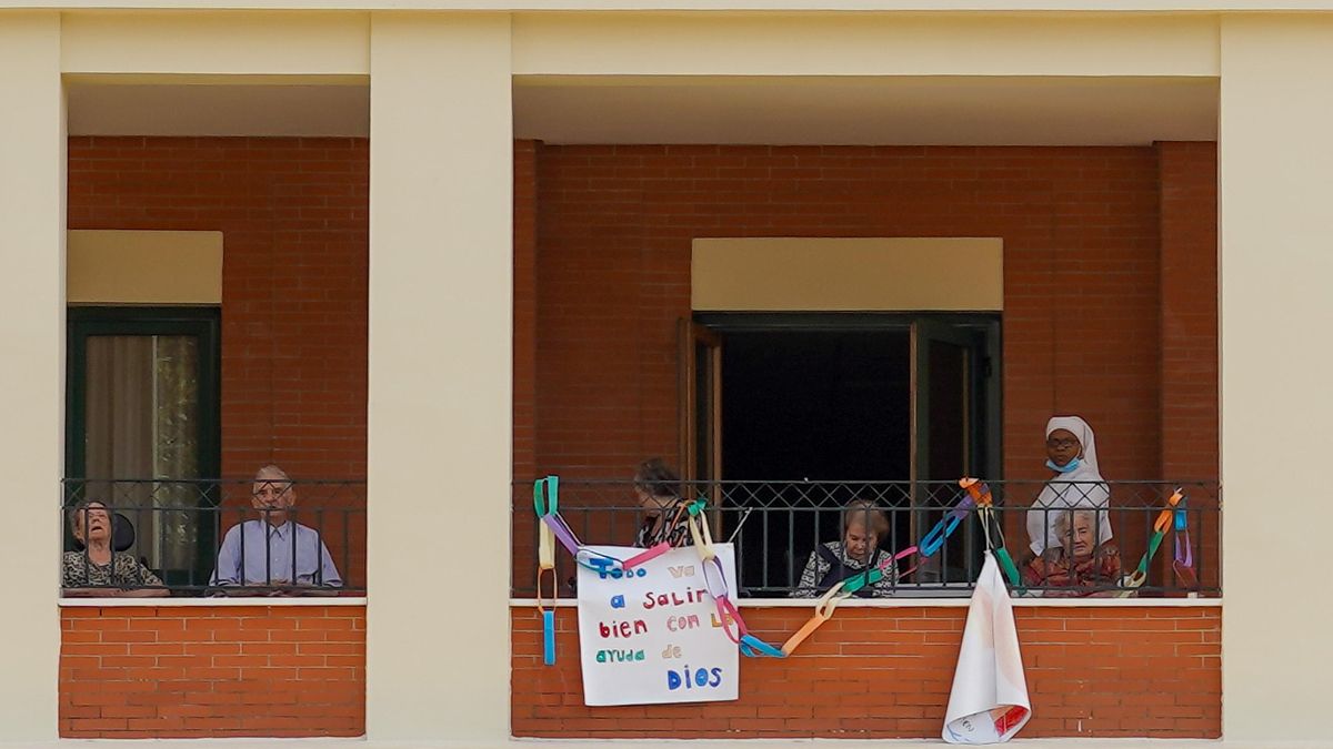 Un cartel en la residencia de ancianos de San Juan de Dios donde pone “Todo va a salir bien con la ayuda de Dios” después de que la Junta de Andalucía permita visitar durante una hora a mayores en residencias. Sevilla a 02 de mayo del 2020