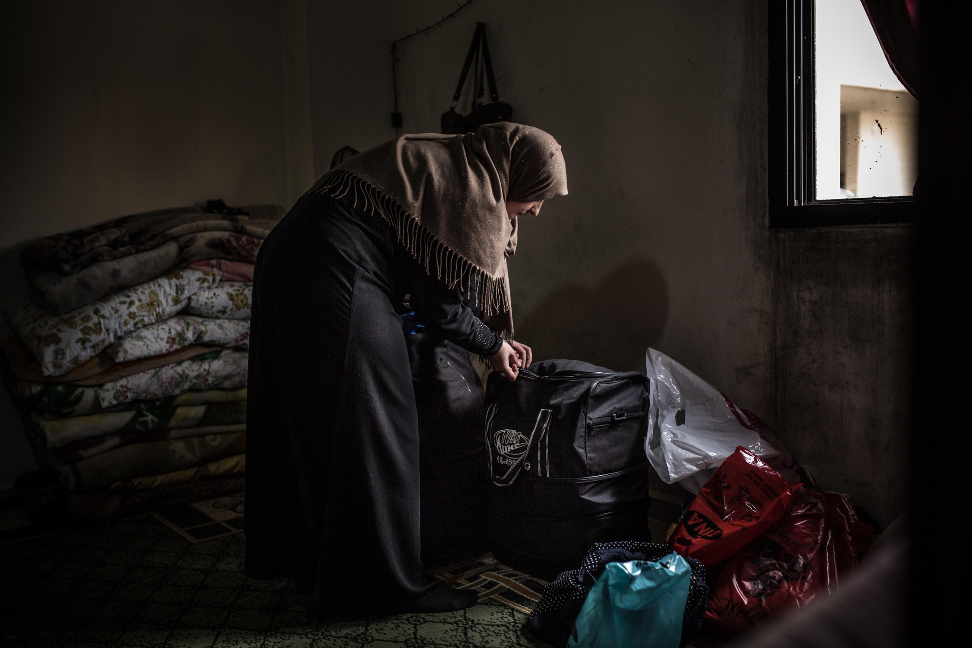 Foto: Susan cierra la maleta antes de marchar hacia Fogia, Italia. Susan y su esposo Ayman junto a sus sus 3 hijos huyeron de su ciudad en Siria, Zabadani, huyendo de la guerra buscaron refugio en el Valle del Bekaa, Líbano. Su hijo mayor, Ahmad, de 16 años, tiene una distrofia muscular severa y necesita cuidados médicos especiales que en Líbano son imposibles de asumir.