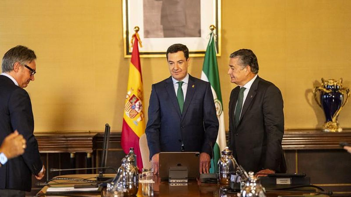 El Gobierno andaluz recorta en plazas de empleados públicos para pagar tres millones de sobregasto en altos cargos y puestos a dedo