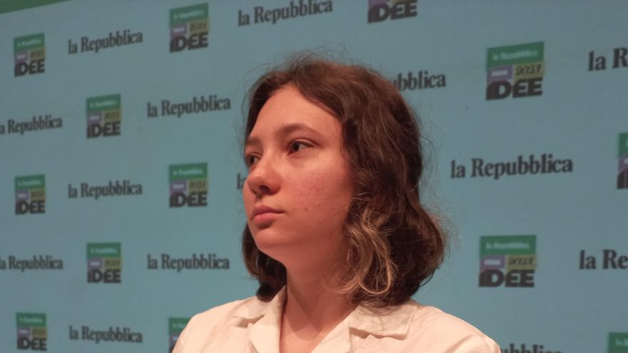 Olga Misik posa tras la entrevista con elDiario.es, en el escenario donde tuvo lugar un debate sobre la disidencia rusa en la ciudad italiana de Bolonia.