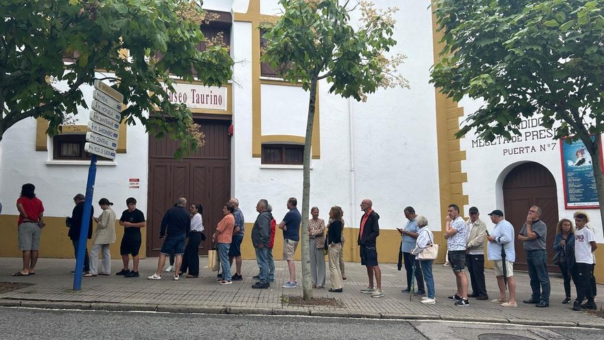 Colas en la taquilla de la plaza de toros de Santander en el inicio de la venta de entradas para la Feria de Santiago