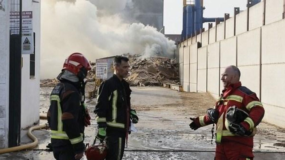 Un incendio en un almacén de madera en Alcalá de Guadaíra moviliza a una treintena de bomberos de seis parques