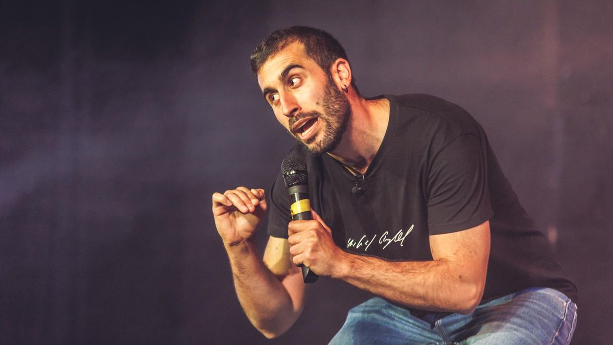 Mikel Bermejo regresa a León con ‘Eureka’, un monólogo sobre influencers, fiestas absurdas y la estupidez humana