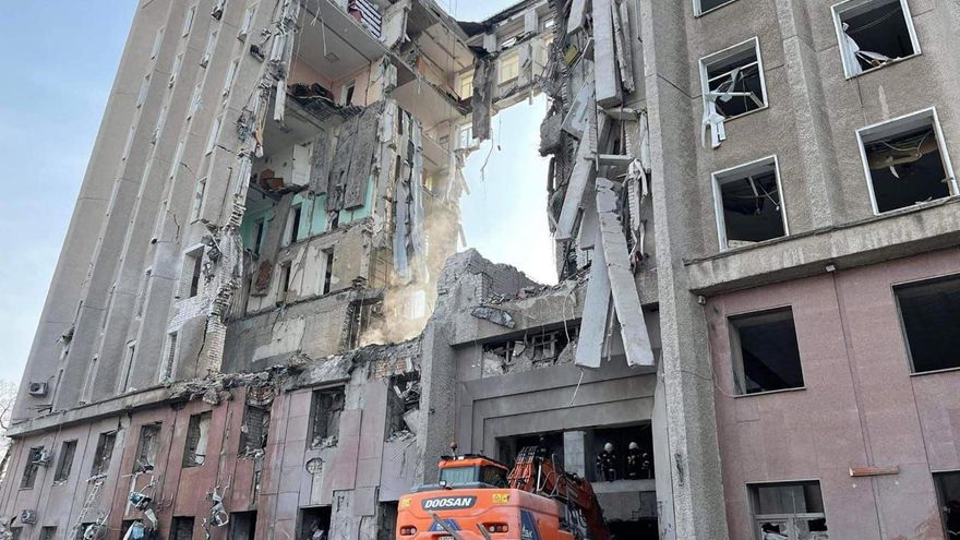Sube a 15 el número de muertos por ataque ruso a edificio oficial en Mikolaiv EFE/EPA/STATE EMERGENCY SERVICE UKRAINE