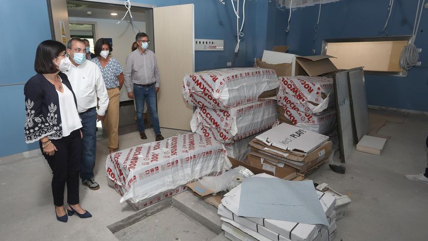 Darias, acompañada por el director del hospital, José Luis Aparicio (2i); Noelia Umpiérrez (d), directora del área de salud de Lanzarote y Juan Ramón Pérez (d), director insular en la unidad de hemodinámica