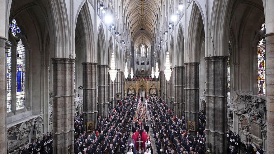 Los asistentes al funeral esperan la llegada del féretro de la reina Isabel II.