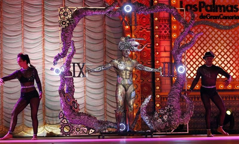 El modelo Guzmán Gómez, con la fantasía Cronos. EFE/Elvira Urquijo A.