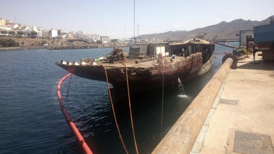 Retirados los restos de un barco de 1918 abandonado en Gran Tarajal