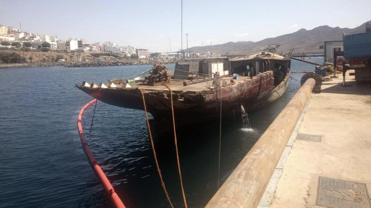 Retirados los restos de un barco de 1918 abandonado en Gran Tarajal