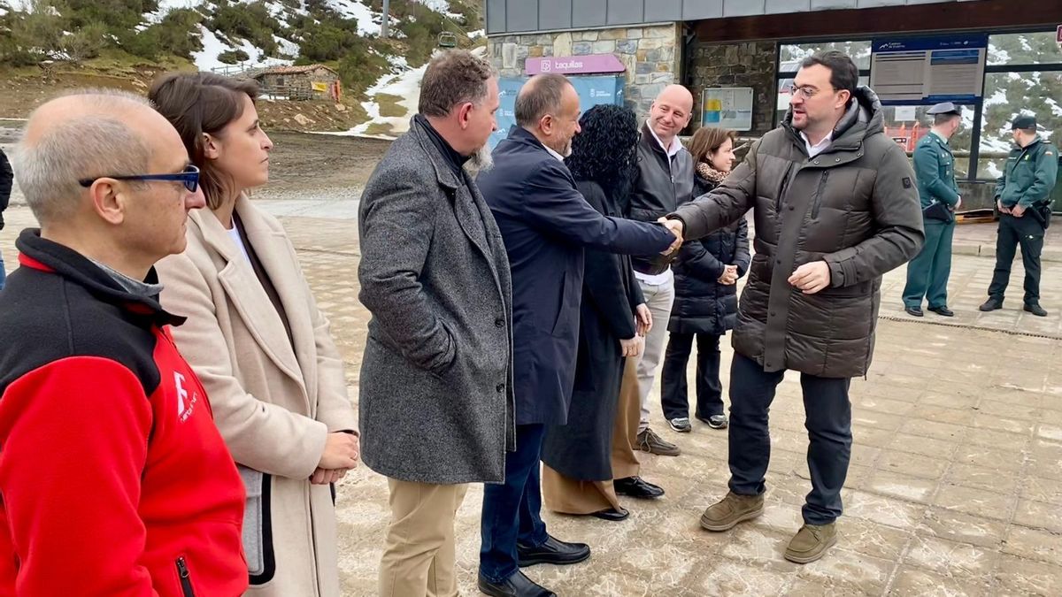 El presidente de la Diputación de León, Gerardo Álvarez Courel, y el presidente del Principado de Asturias, Adrián Barbón, este jueves en Fuentes de Invierno.