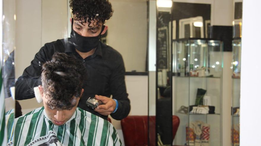 La peluquería de Getafe levantada por quienes fueron menores migrantes: "Esto también es una forma de luchar contra el odio"