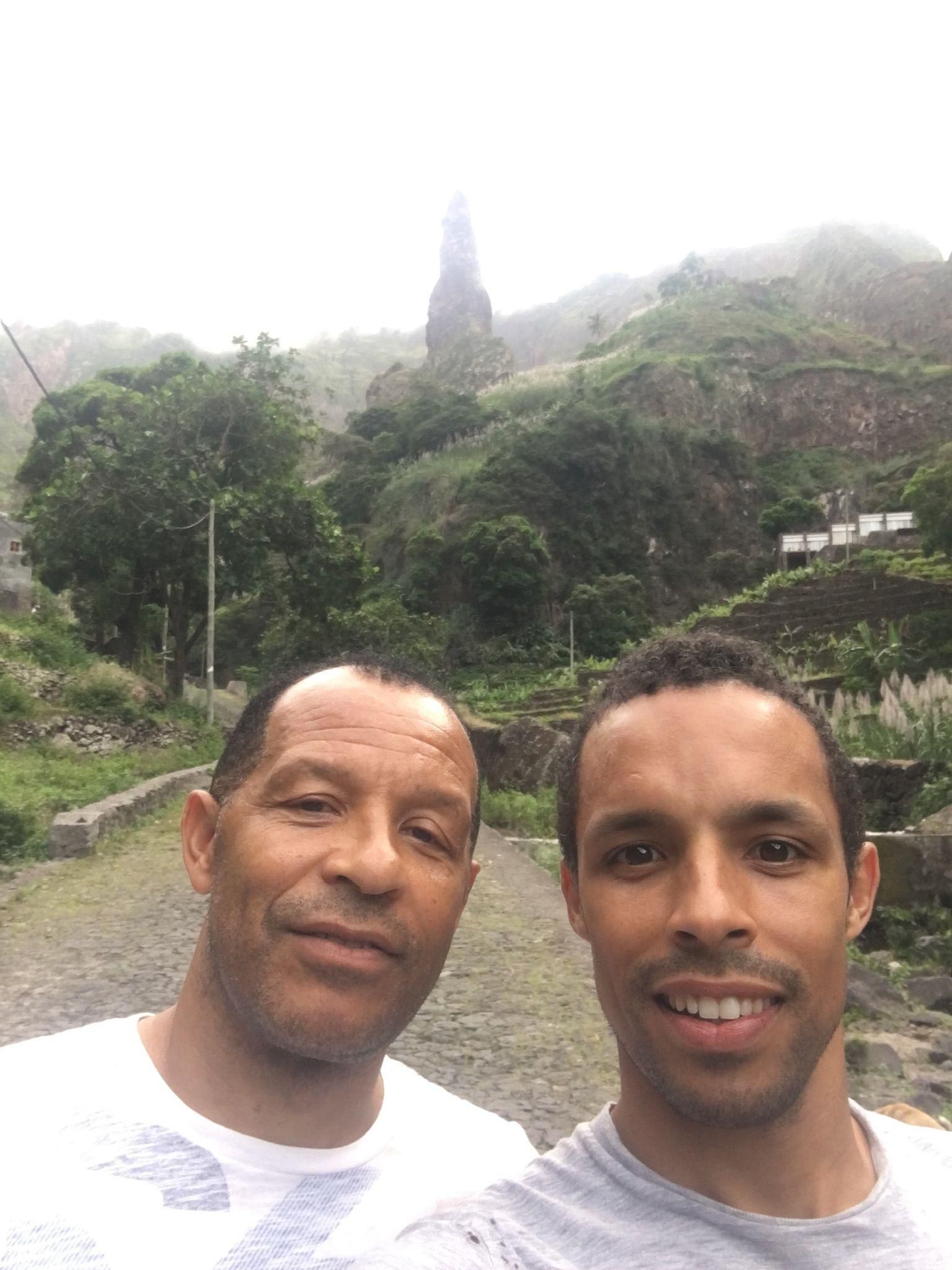 El exfutbolista Valmiro Lopes Rocha 'Valdo' (derecha) y su padre, José Blanco, en Cabo Verde. 