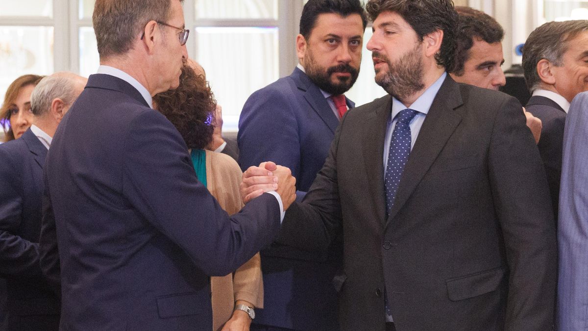 El líder del Partido Popular, Alberto Núñez Feijóo (i), saluda al presidente del Gobierno de Murcia en funciones, Fernando López Miras (d), a su llegada a un desayuno informativo de la tribuna Fórum Europa, en el Hotel Mandarin Oriental Ritz, a 19 de juni