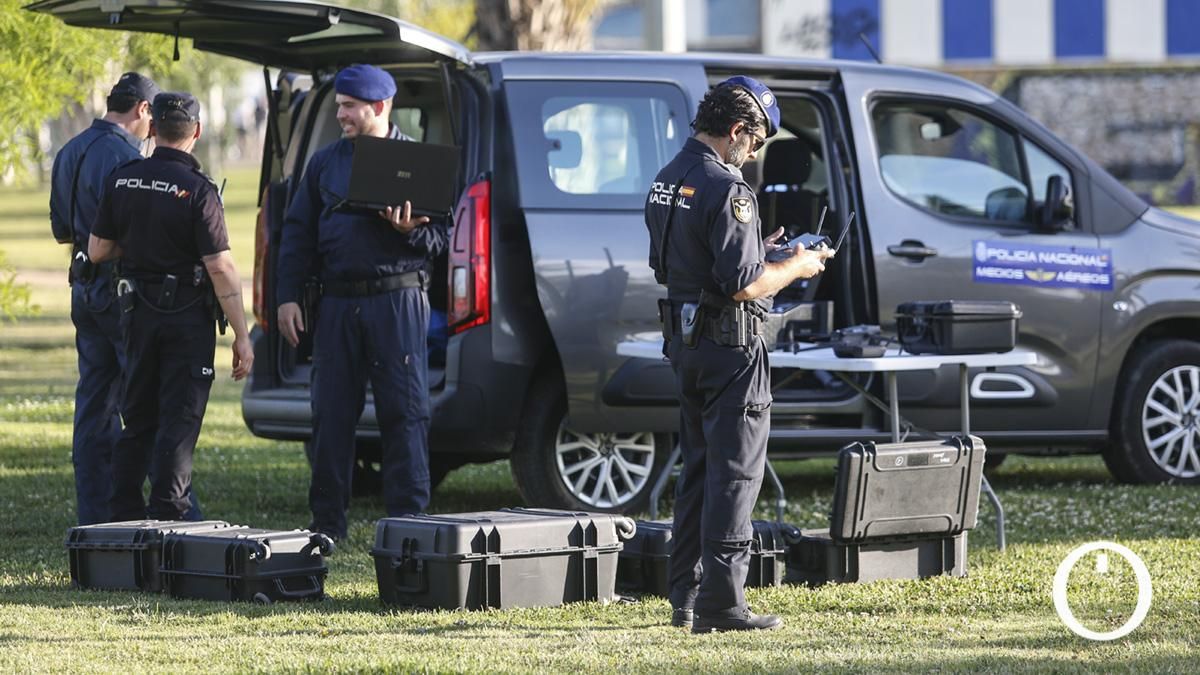 Dispositivo de vigilancia aérea de la Policía Nacional en feria