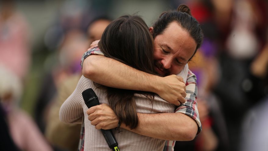 La ministra de Igualdad, Irene Montero, y el candidato de Unidas Podemos a la Comunidad de Madrid, Pablo Iglesias, se abrazan durante un acto electoral del partido, a 30 de abril de 2021, en el Parque Olof Palme de Usera, Madrid, (España).