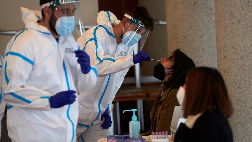 Sigue la lenta mejoría epidémica en Cataluña y descienden los pacientes en UCI. EFE/Alejandro García/Archivo