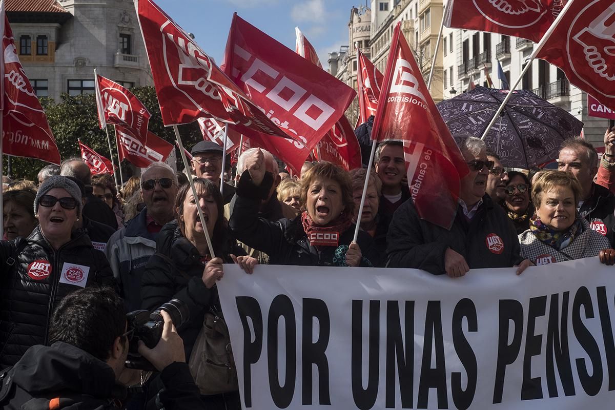 Marcha multitudinaria por las pensiones en Santander. | JOAQUÍN GÓMEZ SASTRE