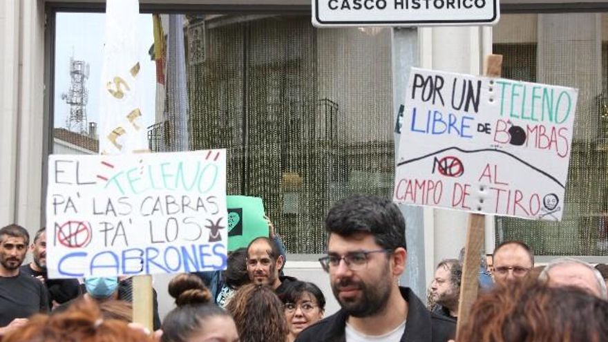 Pancartas alusivas a la protesta. / C.J. Domínguez