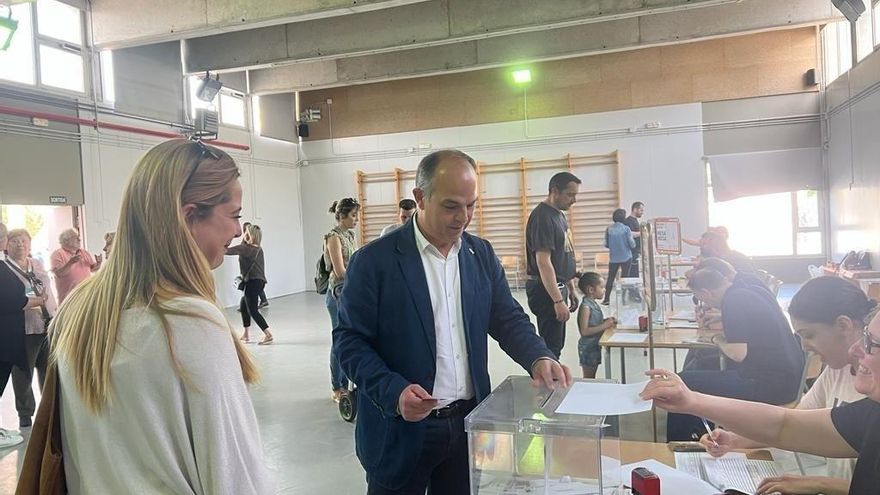 El secretario general de Junts, Jordi Turull, vota en las elecciones municipales del 28M.