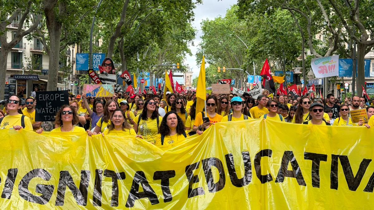 Los docentes catalanes salen a la calle y convocan una nueva huelga durante la visita del Papa y la Selectividad