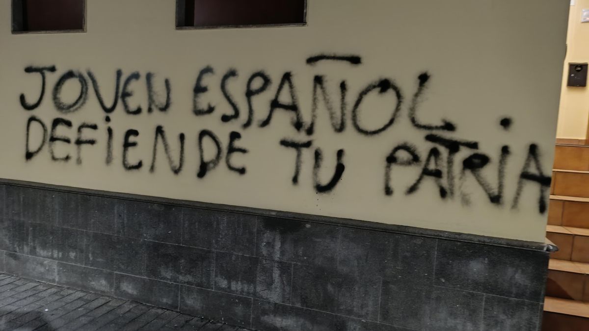 Pintadas racistas y simbología neonazi en un centro de menores migrantes