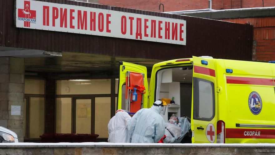 Una ambulancia a su llegada a la entrada de urgencias del hospital Pokrovskaya de San Petersburgo, Rusia, con un paciente de covid-19.