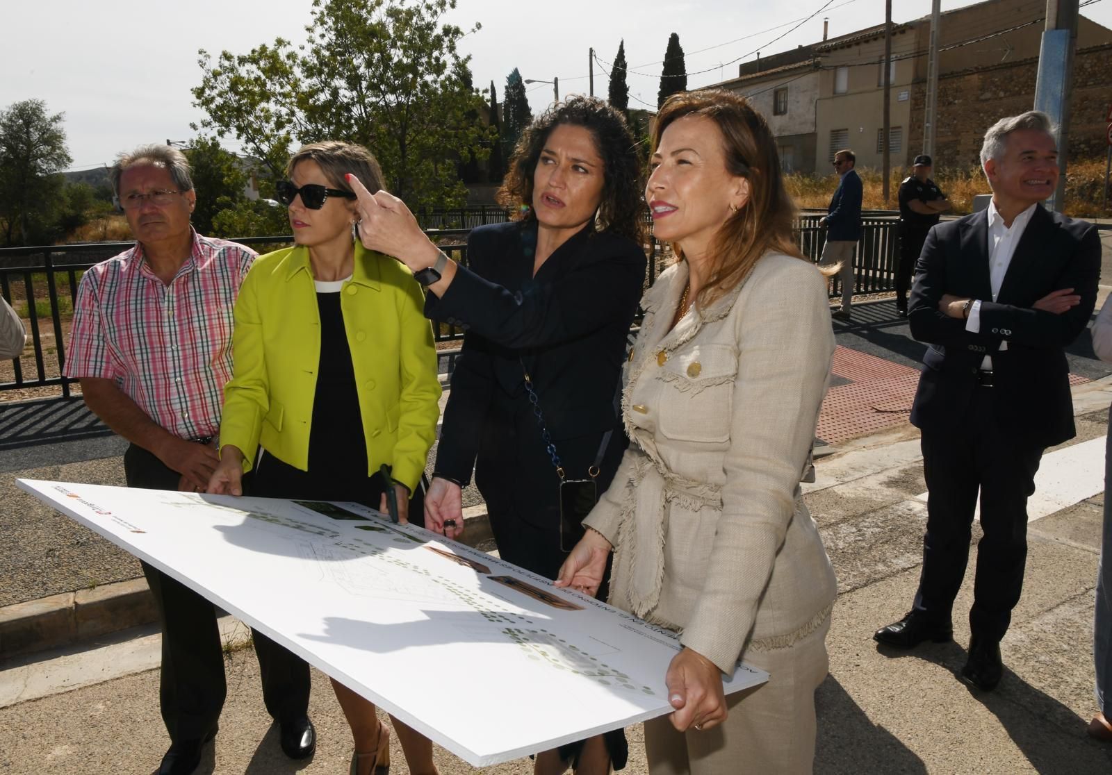 Las alcaldesas de Cuarte de Huerva (en el centro) y Zaragoza, en el anuncio de la cesión del solar.