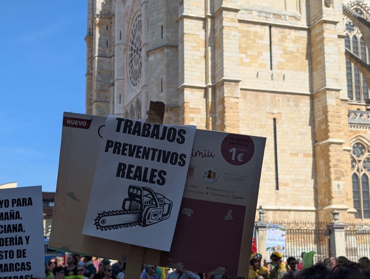 Protesta en León contra la gestión de la Junta de los incendios forestales de este verano.