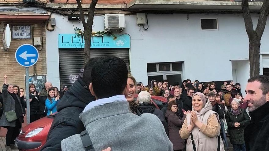 El movimiento vecinal logra detener el desahucio de Hamza, víctima de una estafa en Zaragoza