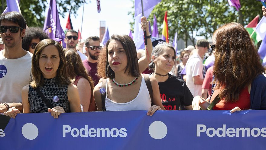Archivo - La portavoz de Podemos en el Congreso, Ione Belarra (i) y la eurodiputada de Podemos, Irene Montero (d), durante una manifestación contra el rearme y la militarización desde Atocha a Sol, a 7 de junio de 2025, en Madrid (España).