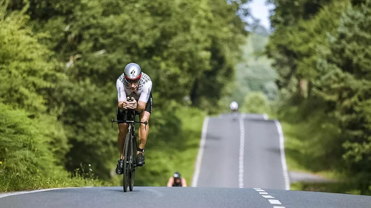Un corredor, en la parte ciclista del Ironman de 2024 de Vitoria