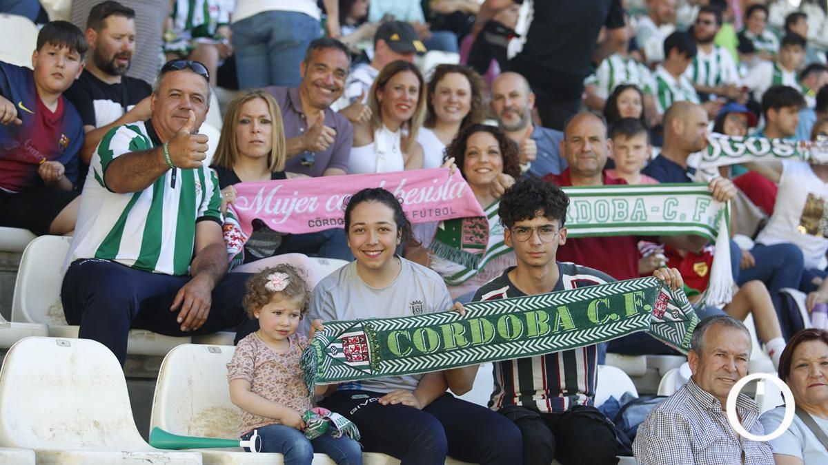 Grada Blanquiverde del partido entre el Córdoba CF y AD Alcorcón