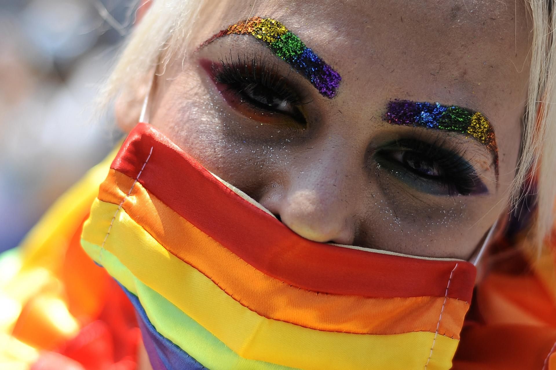 Una asistente al Orgullo 2020 en México posa con su mascarilla con los colores de la bandera LGTBI. / Foto: Castelan Cruz Ricardo/Eyepix/ABA/ GTRES