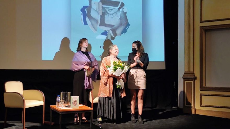 Elsa López recibió un ramo de flores de Melissa Hernández.