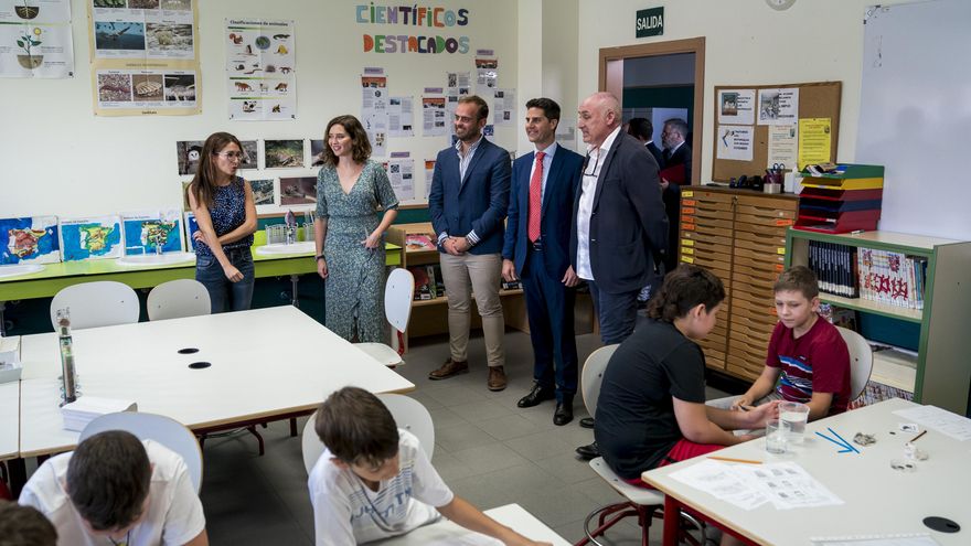 Los profesores madrileños se movilizan contra el Gobierno de Ayuso: "Han lanzado una cruzada contra nosotros"