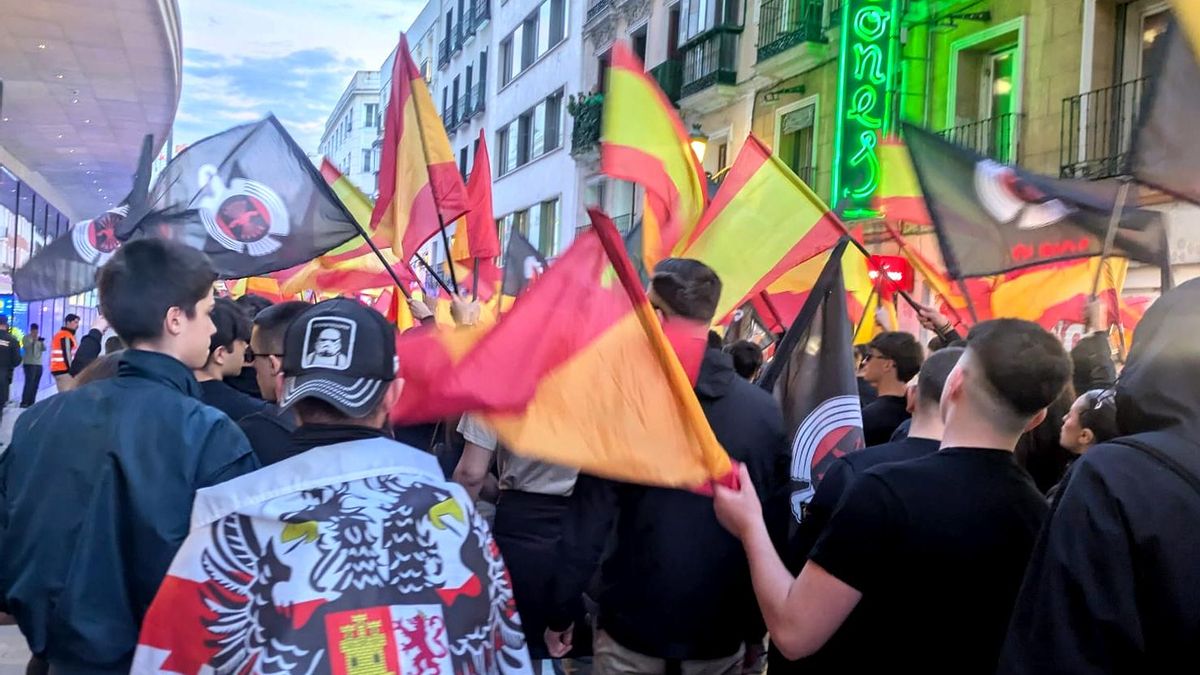 La manifestación de Falange en el trayecto hacia Sol, este viernes 8 de mayo