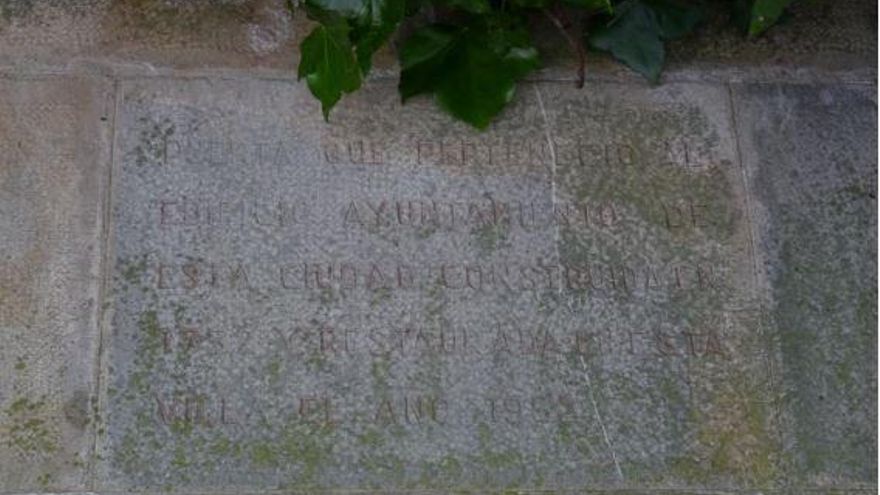 Leyenda grabada en un sillar de la entrada de Villa Adriana en el que se puede leer: "Puerta que perteneció al edificio Ayuntamiento de esta ciudad, construida en 1752 y restaurada en esta villa el año 1952".