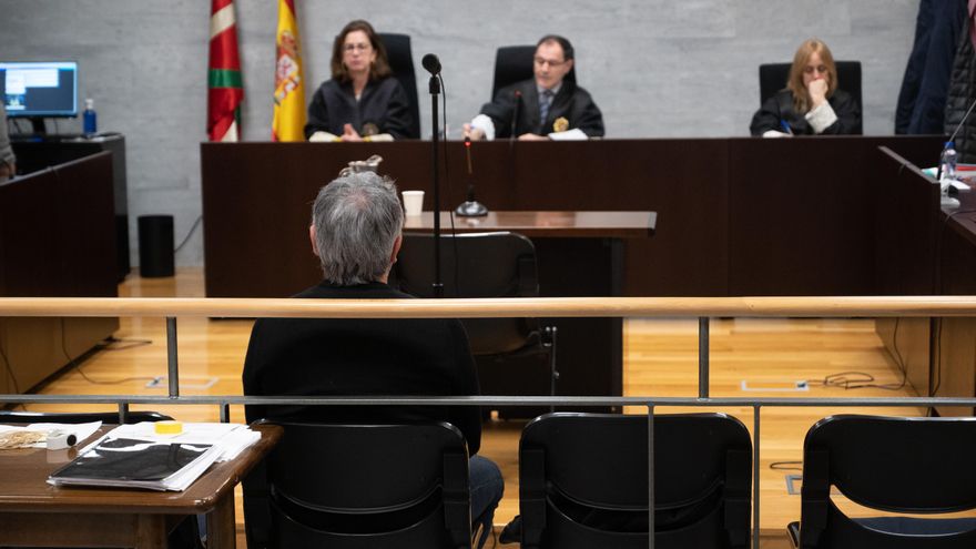 Comienza entre protestas feministas el juicio contra el exseleccionador de baloncesto acusado de agresión sexual a una menor en Gernika