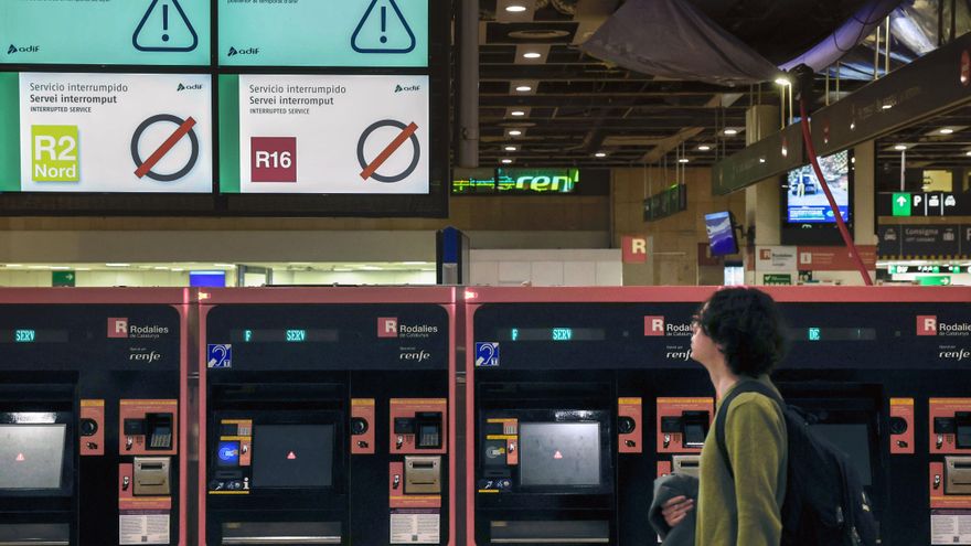 Un usuario en la Estación de Sants de Barcelona este miércoles cuando Adif mantiene suspendida la circulación ferroviaria en el ámbito de Rodalies en toda Cataluña.