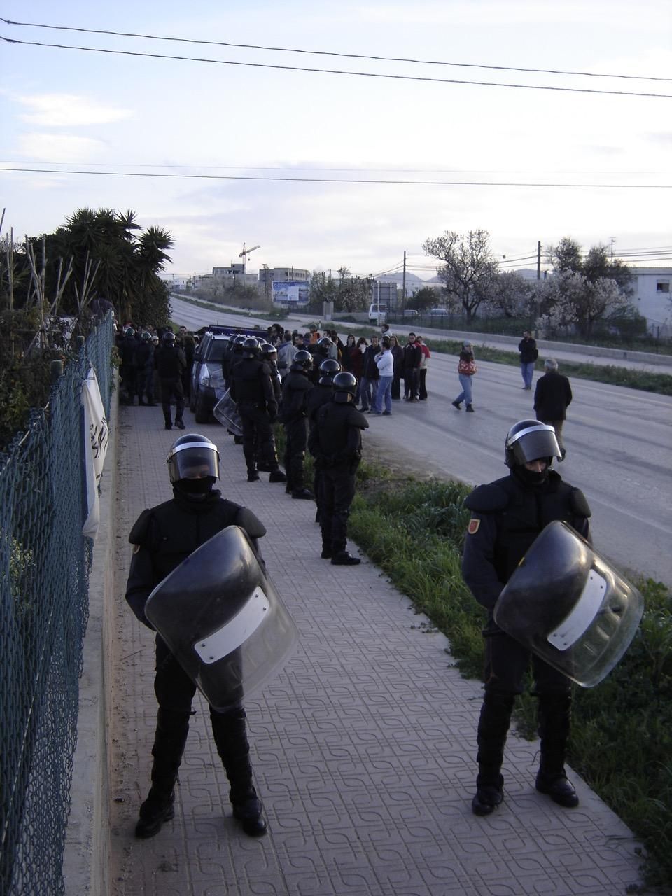 Cadena de antidisturbios para vaciar Can Malalt y permitir la entrada de las excavadoras.