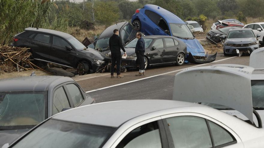 Estado en el que se encuentran varios vehículos por las intensas lluvias de la fuerte DANA, este miércoles en Picaña (Valencia).