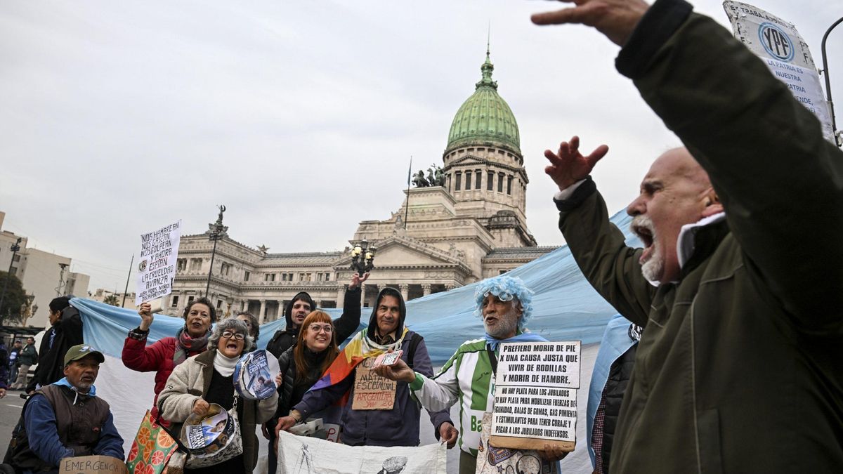 Mientras los diputados aprobaban la actualización presupuestaria, afuera, en las calles, los jubilados se manifestaban
