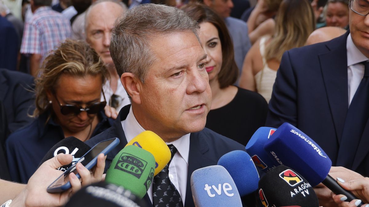 El presidente de Castilla-La Mancha, Emiliano García Page, hace declaraciones a su llegada al tanatorio del expresidente de Aragón Javier Lambán.